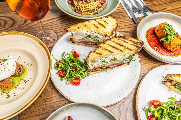 Quels sont les avantages d'offrir des menus de dégustation saisonniers dans un restaurant gastronomique ?